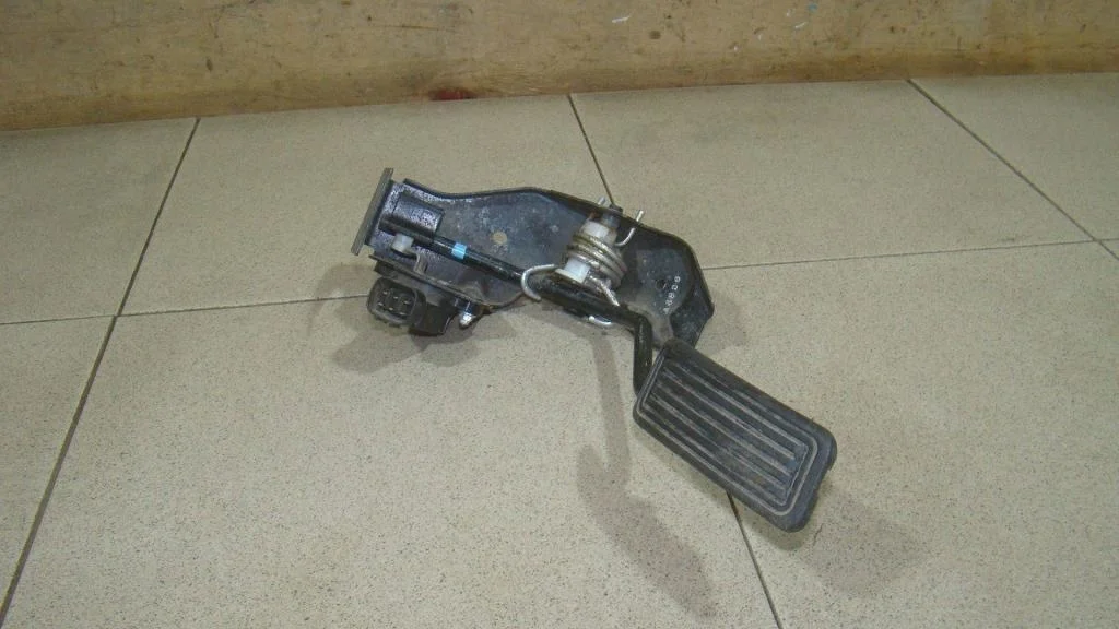 Педаль газа Toyota Corolla E120