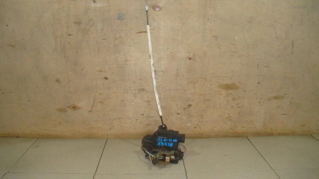 Замок двери передней правой Audi A6 C5