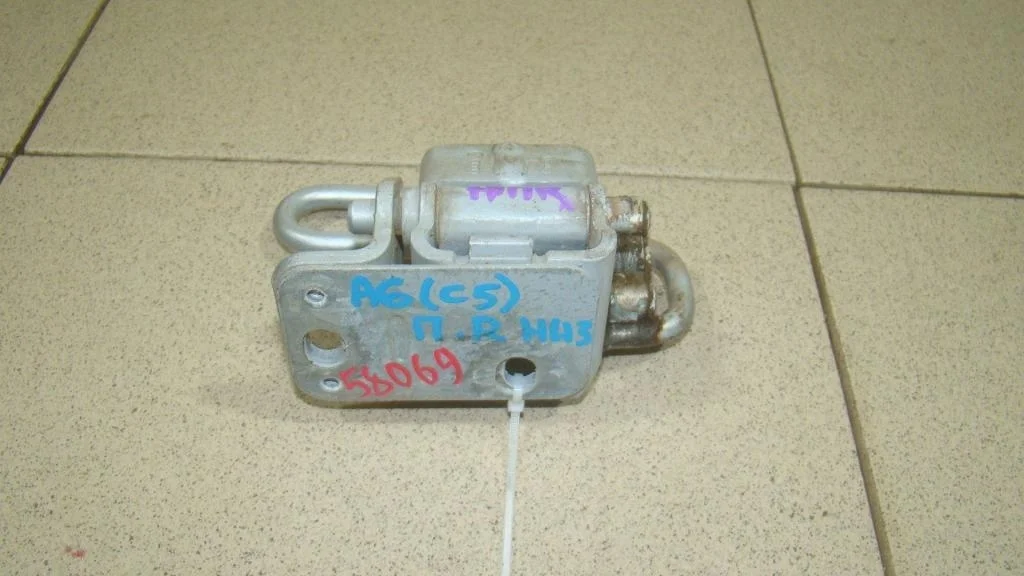 Петля двери передней правой нижняя Audi A6 C5