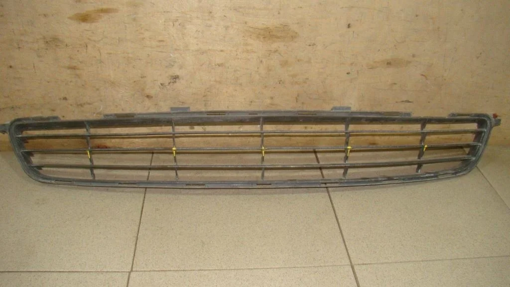 Решетка в бампер центральная Toyota Corolla E150
