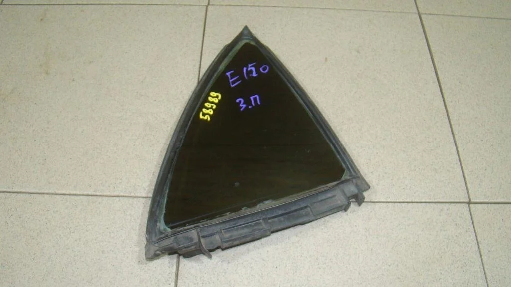 Стекло двери задней правой форточка Toyota Corolla E150