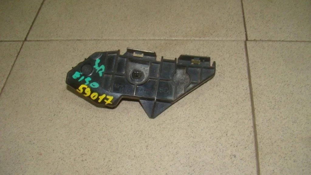 Кронштейн заднего бампера правый Toyota Corolla E150