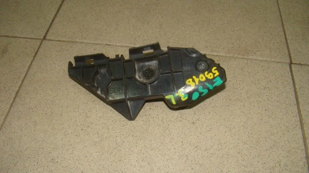 Кронштейн заднего бампера левый Toyota Corolla E150