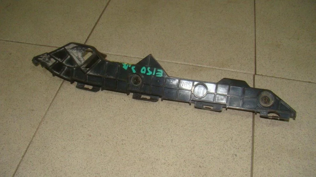 Кронштейн заднего бампера правый Toyota Corolla E150