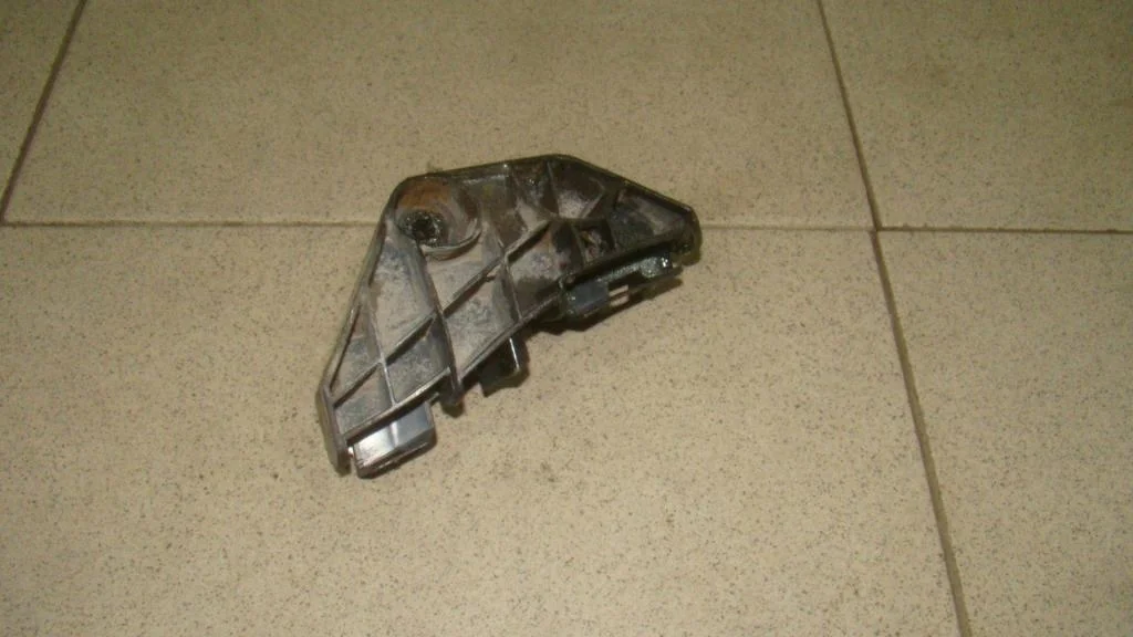 Кронштейн заднего бампера правый Toyota Corolla E150