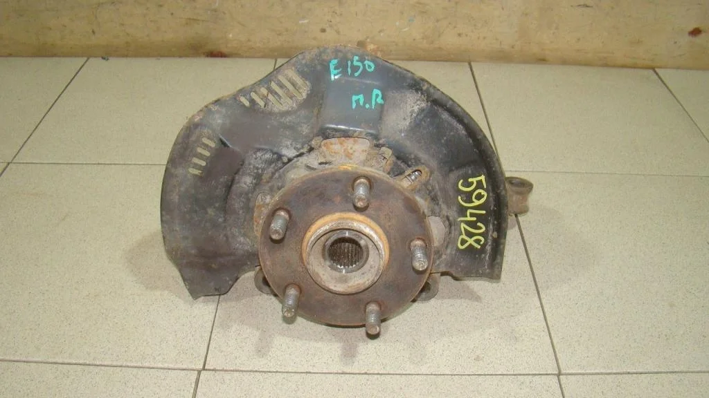 Кулак поворотный передний правый Toyota Corolla E150