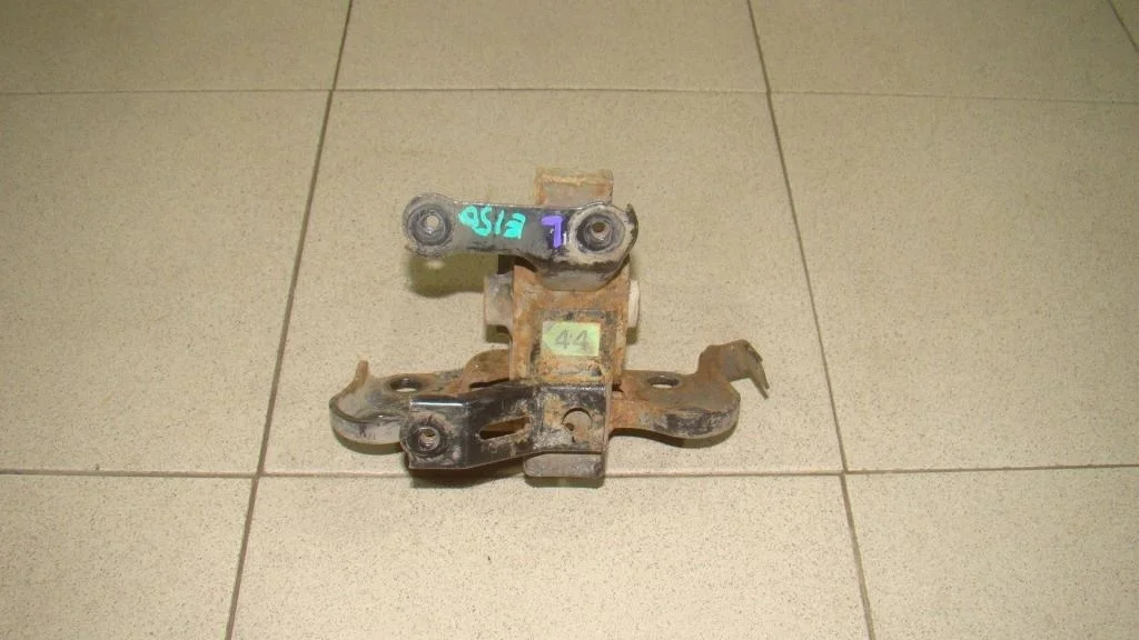 Опора кпп левая Toyota Corolla E150