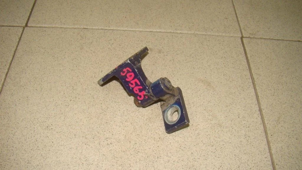 Петля двери передней правой верхняя Volkswagen Passat 2008 B6