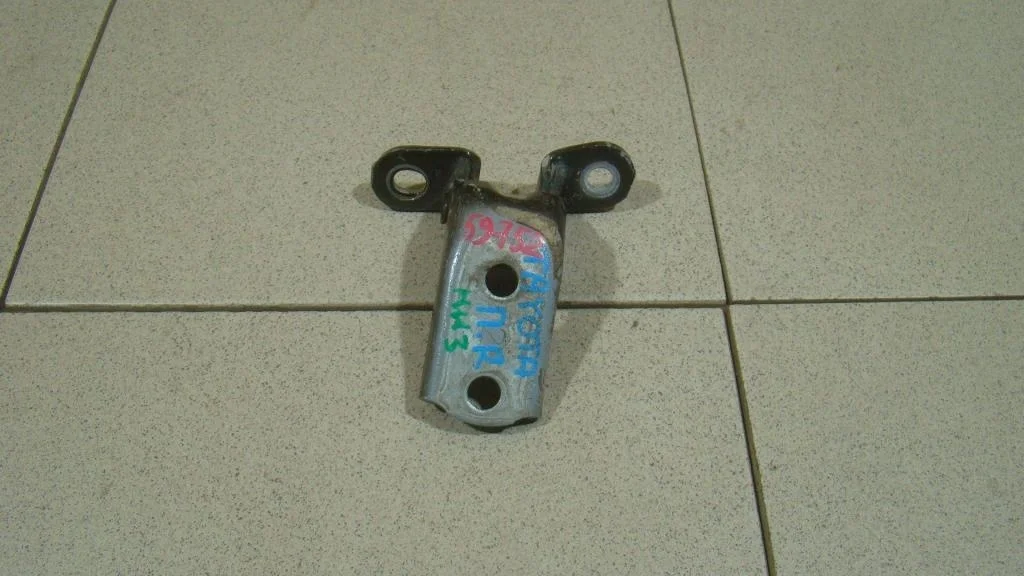 Петля двери передней правой нижняя Toyota RAV4 A30