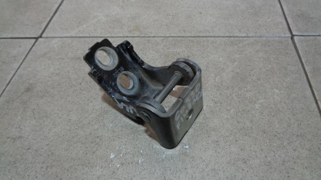 Петля двери Renault Fluence 2012