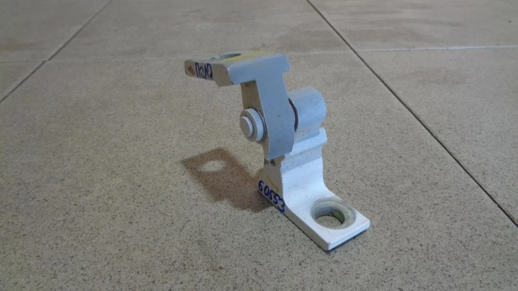 Петля двери Volkswagen Polo 5