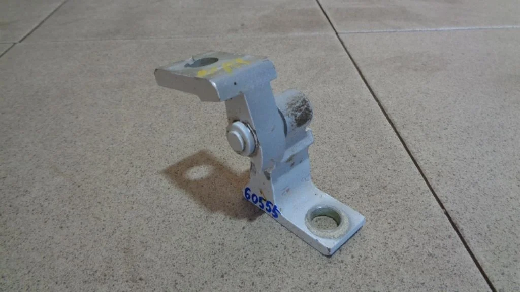 Петля двери Volkswagen Polo 5