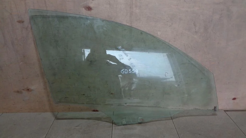 Стекло двери передней правой Mazda 3 BK