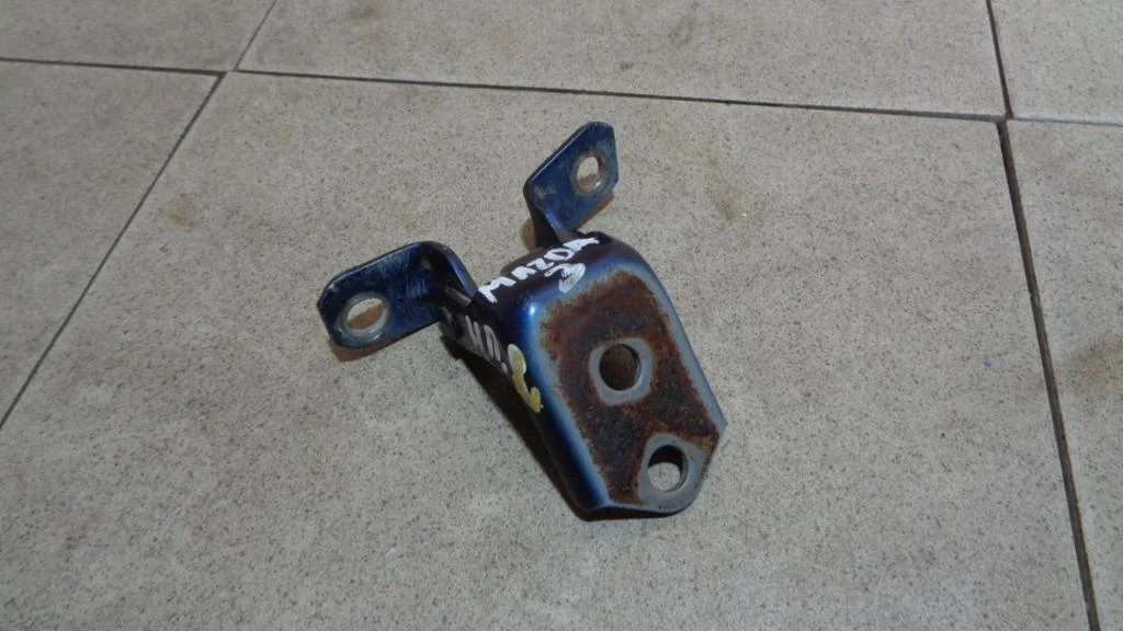 Петля двери передней Mazda 3 BK