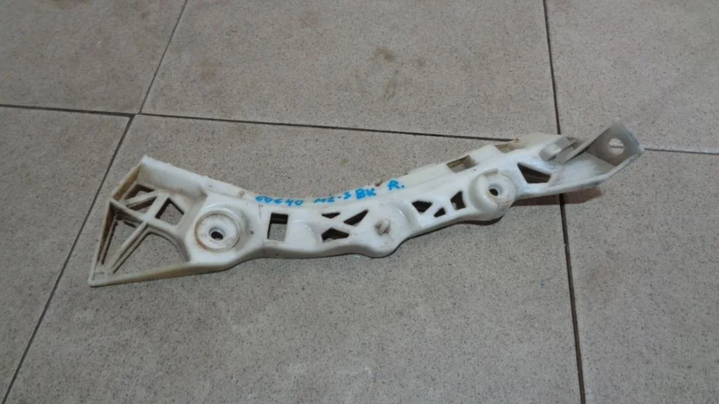 Кронштейн заднего бампера правый Mazda 3 BK