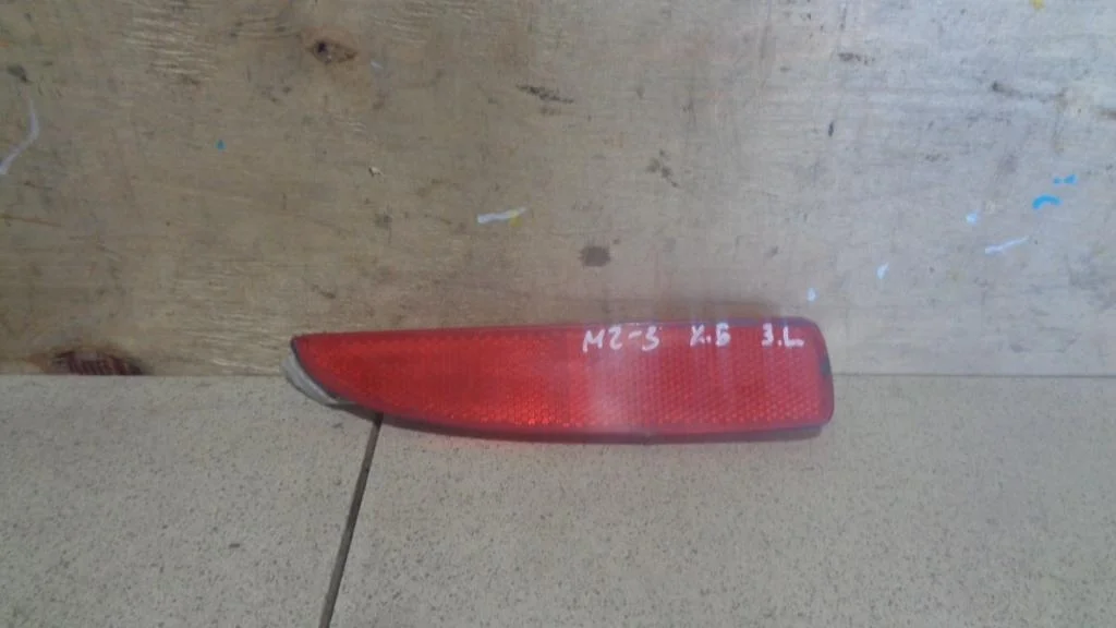 Отражатель в бампер задний левый Mazda 3 BK