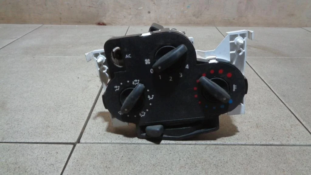 Блок управления отопителем Renault Logan 1 L90