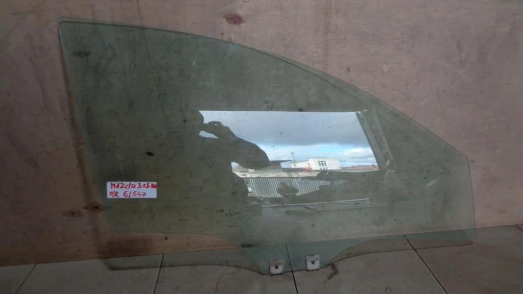 Стекло двери передней правой Mazda 3 BK