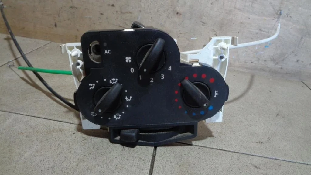 Блок управления отопителем Renault Logan 1 L90