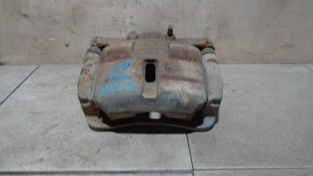 Суппорт передний левый Nissan Qashqai J10