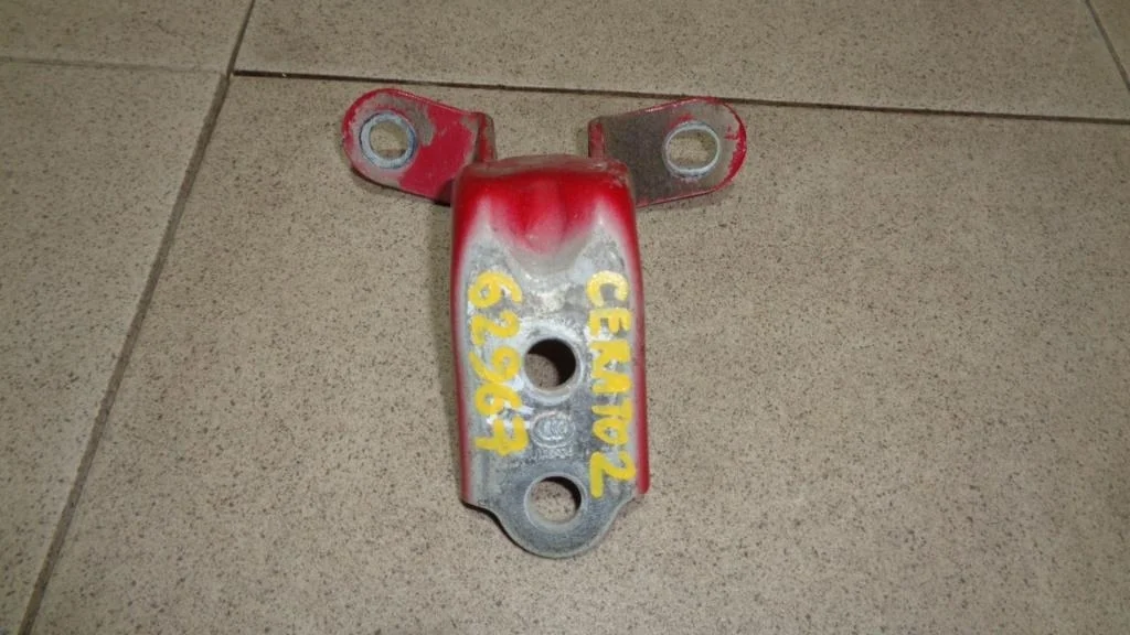 Петля двери Kia Cerato 2 TD