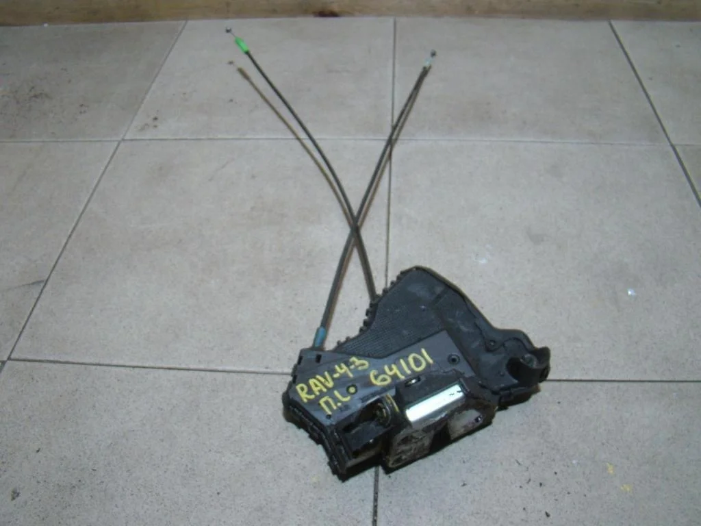 Замок двери передней левой Toyota RAV4 A30
