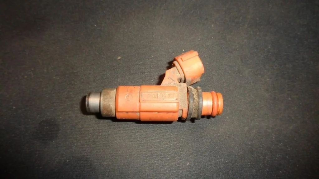 Форсунка топливная Mitsubishi Carisma DA