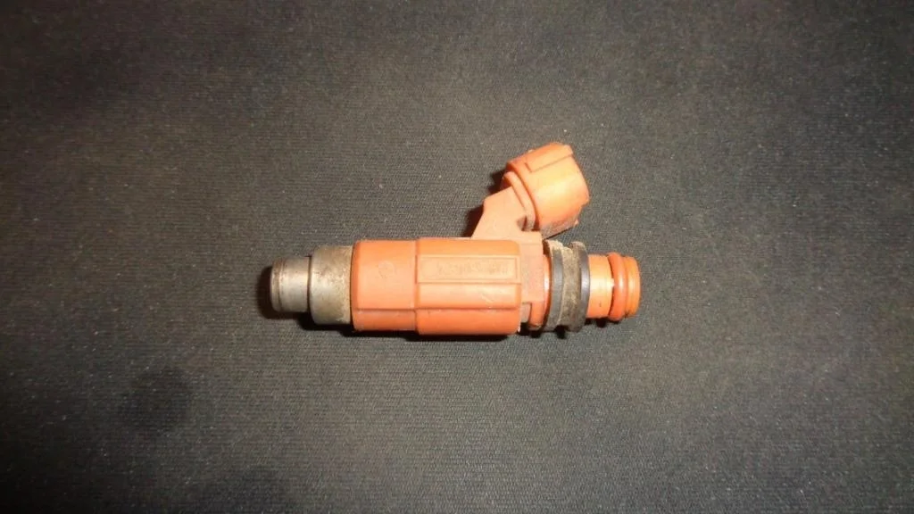 Форсунка топливная Mitsubishi Carisma DA