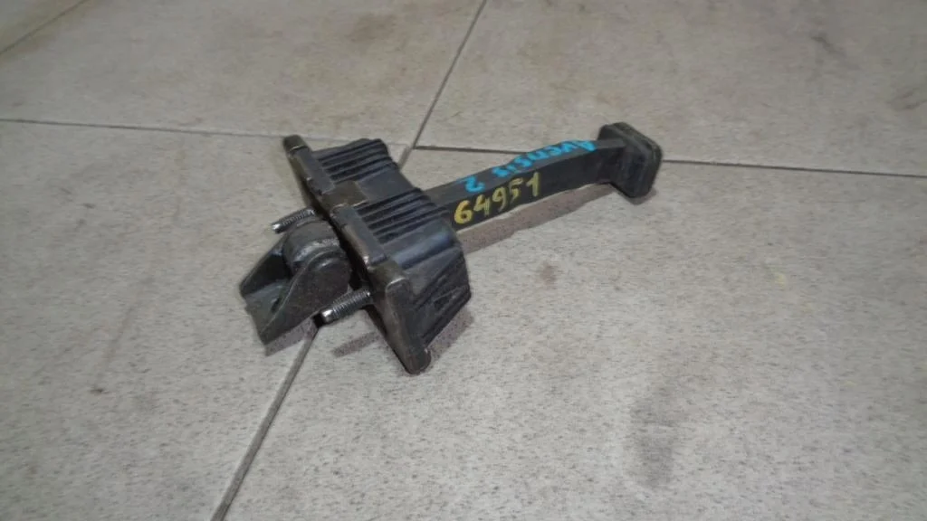 Ограничитель двери Toyota Avensis 2 T250