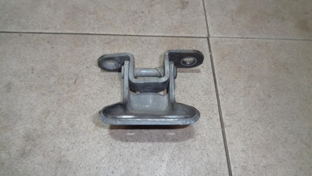 Петля двери передней правой нижняя Toyota RAV4 A30