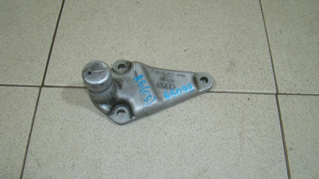 Кронштейн двигателя передний Audi A6 C5