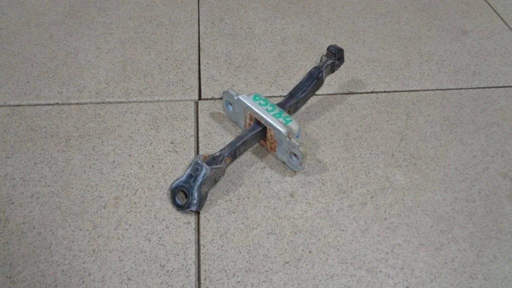 Ограничитель двери Hyundai Solaris 1 2011 RB