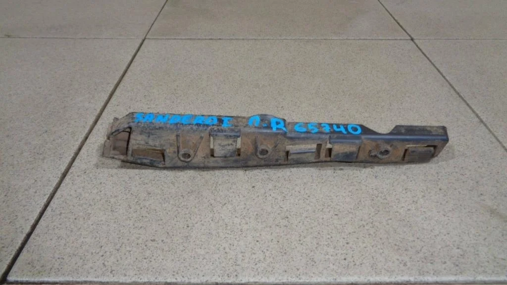 Кронштейн переднего бампера правый Renault Sandero 1 BS