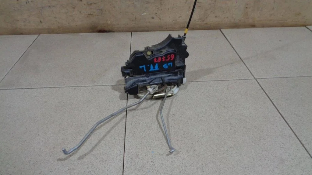 Замок двери передней левой Mitsubishi Lancer 9 CS