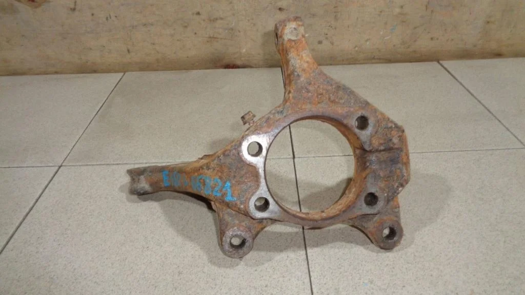 Кулак поворотный передний левый Toyota Corolla E150