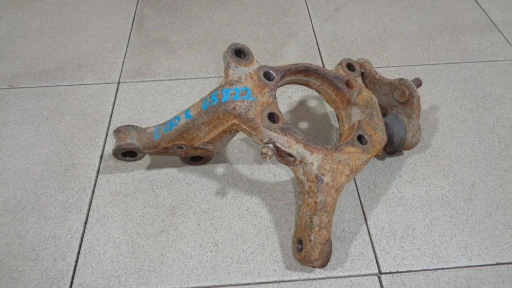 Кулак поворотный передний правый Toyota Corolla E150