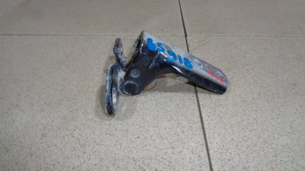 Петля двери передней правой нижняя Mitsubishi L200 KA, KB