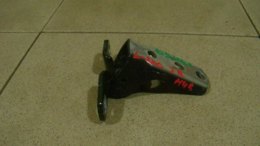 Петля двери задней правой нижняя Mitsubishi L200 KA, KB