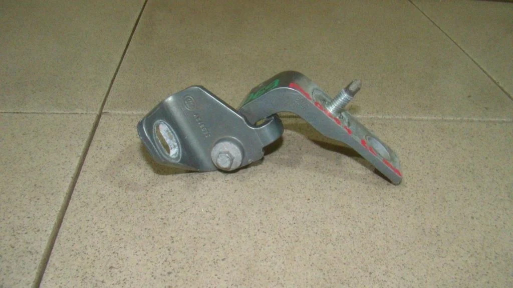 Петля двери задней левой нижняя Ford Mondeo 4