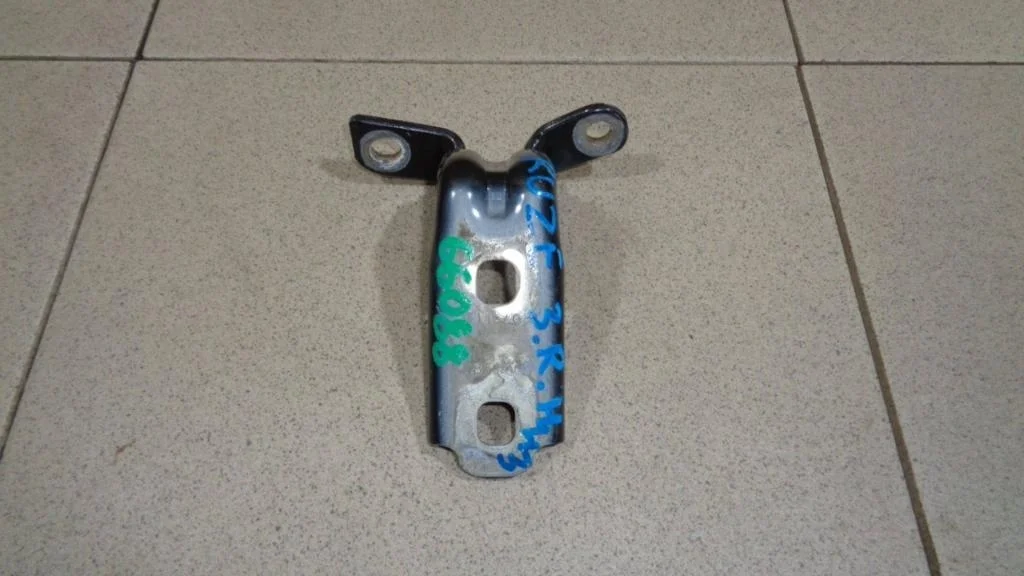 Петля двери задней правой нижняя Chevrolet Cruze J300