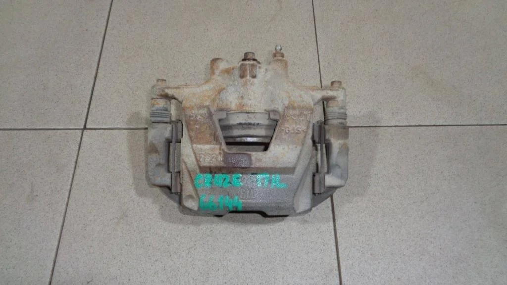 Суппорт передний левый Chevrolet Cruze J300