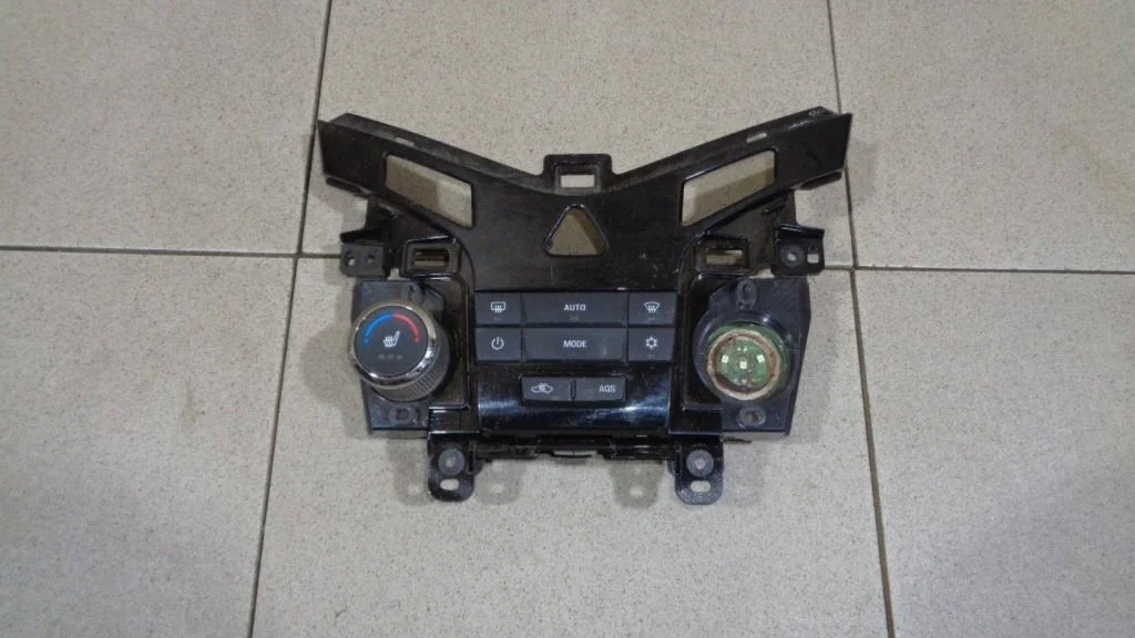 Блок управления климатической установкой Chevrolet Cruze J300