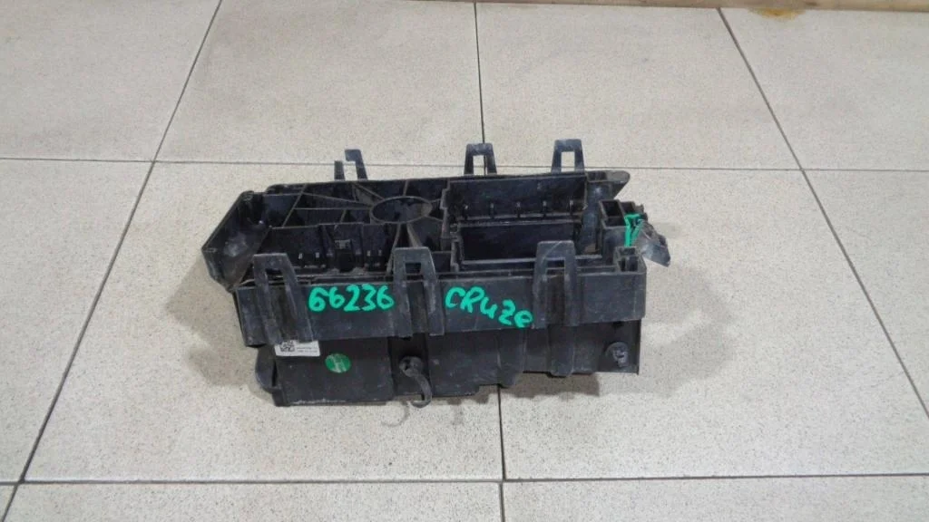 Корпус блока предохранителей Chevrolet Cruze J300