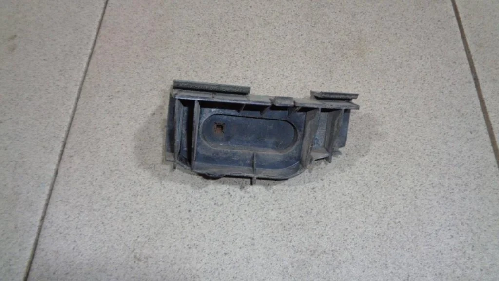 Кронштейн заднего бампера правый Toyota Corolla E120