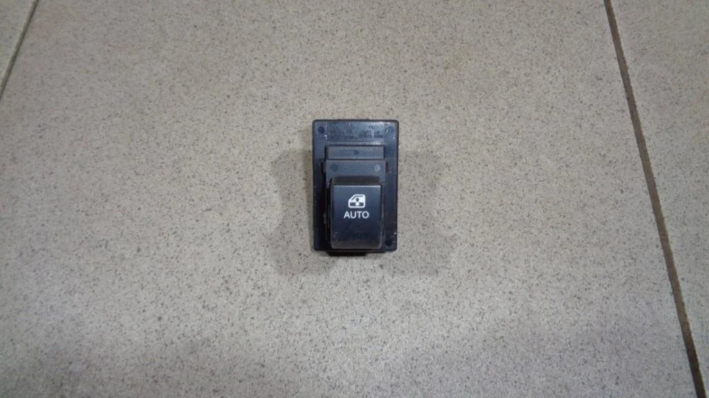 Кнопка стеклоподъемника Kia Ceed 1