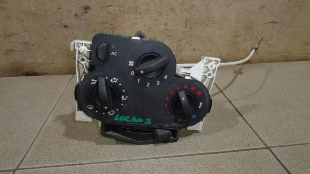 Блок управления отопителем Renault Logan 1 L90