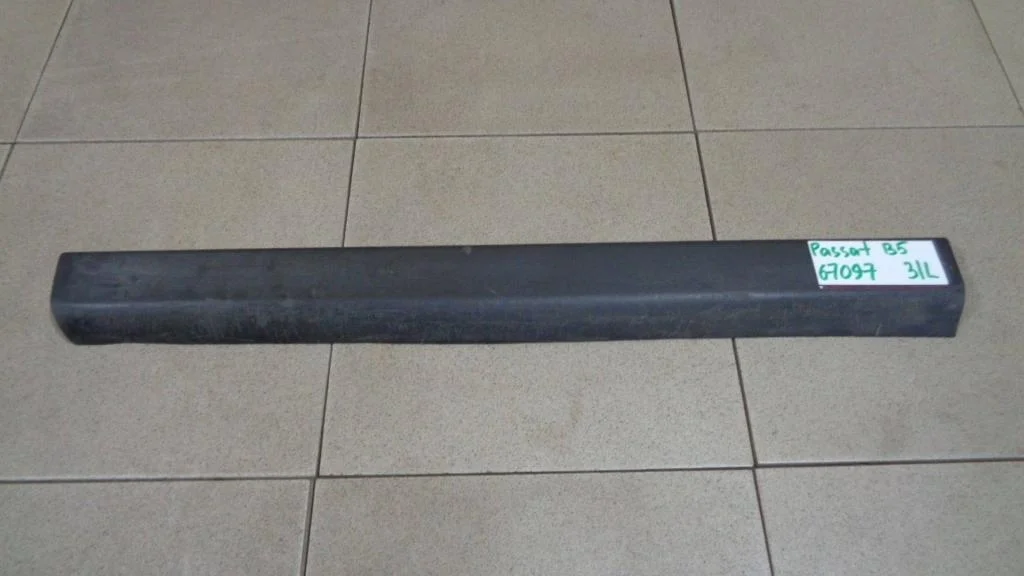 Молдинг задней левой двери Volkswagen Passat B5
