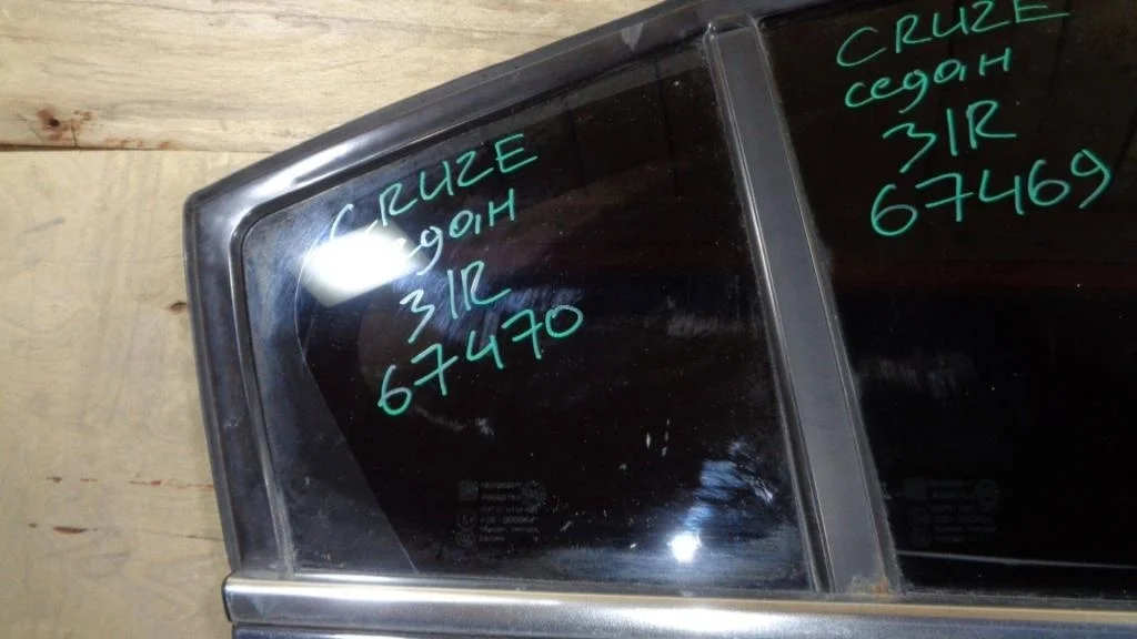 Стекло двери задней правой форточка Chevrolet Cruze J300