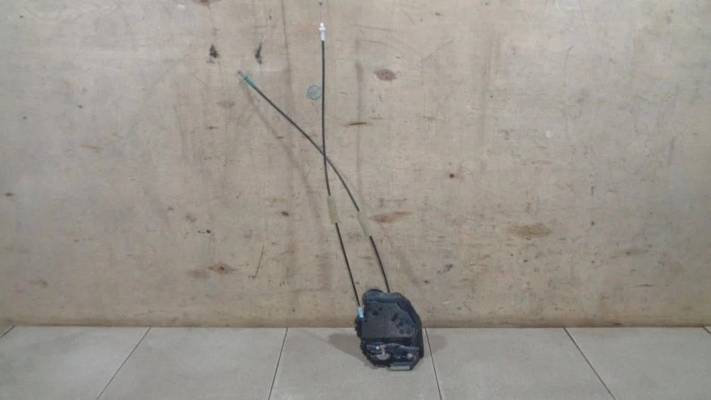 Замок двери задней левой Toyota Corolla E150