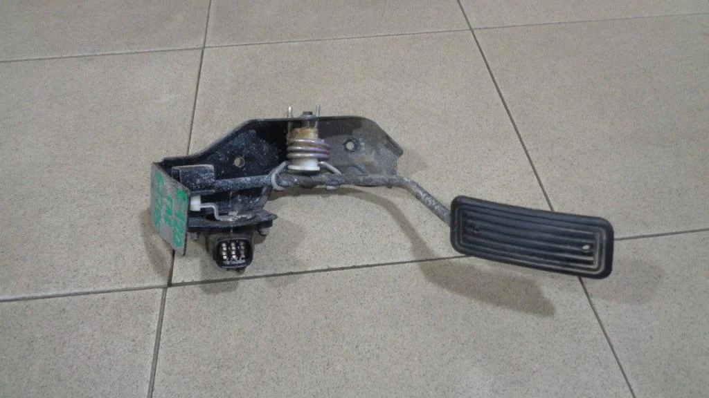 Педаль газа Toyota Corolla 2006 E120